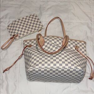 Stylish Checkered Tote Bag with Pouch